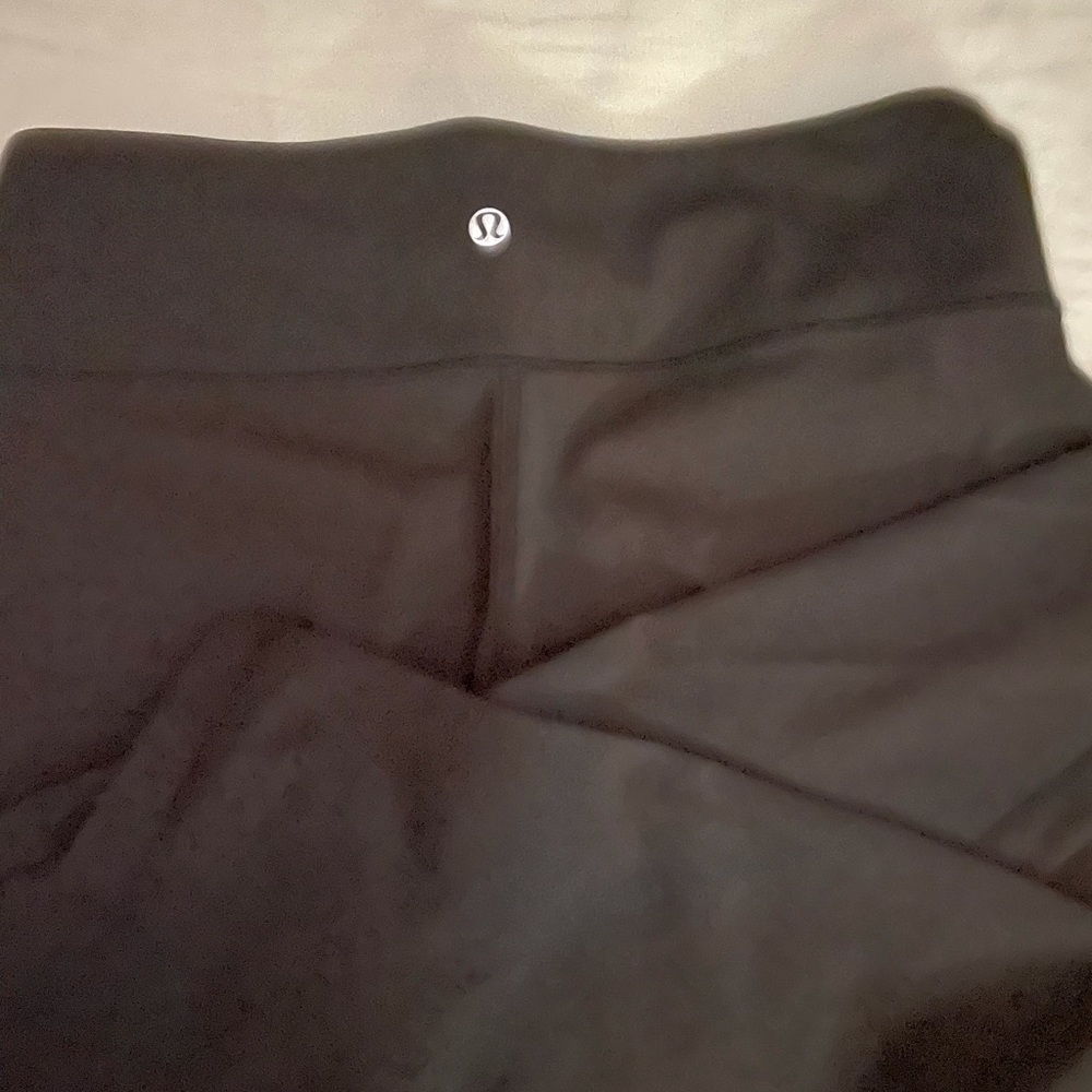 Lululemon legging size 8 black. Good condition.